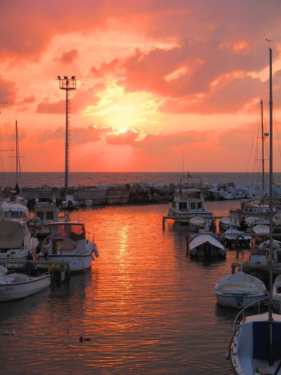 La Finestra Sul Mare B&B Ливорно Экстерьер фото